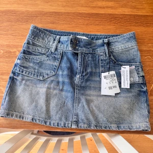 Blå jeanskjol från Subdued - Säljer en snygg blå jeanskjol från Subdued. Kjolen är kort och väldigt fin, den är helt ny aldrig använd därför prislapp kvar, finns även kvitto. Köpte för 632kr