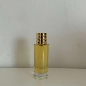 Elegant parfymflaska med gulddetaljer - ✨ säljer en parfym inspererad av Tobacco & Vanilla – En lyxig doft till ett överkomligt pris ✨  Upplev samma varma, kryddiga och sofistikerade känsla som den ikoniska Tobacco Vanille, men utan att tömma plånboken. Top noter tobak, kryddor Hjärtnoter vanilj,  tonkaböna Basnoter torkad frukt, träiga ackord. Parfymen är Edp och håller hela dagen. Parfymen är oöppnad och har inte använts något. vid frågor skicka ett meddelande