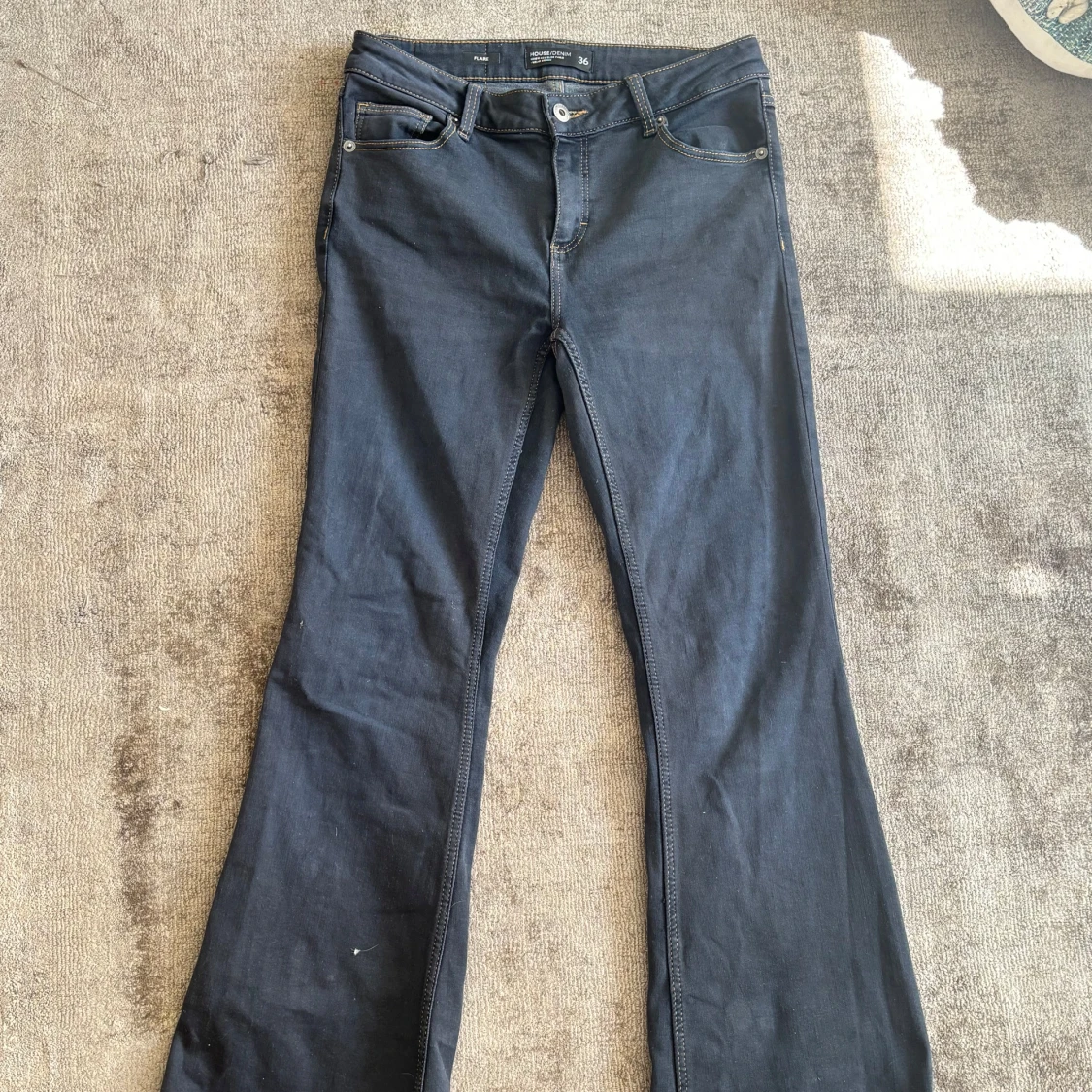 Mörkblå flare jeans House Denim