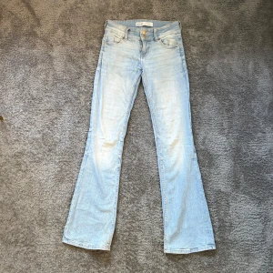 Lågmidjade bootcut jeans - Super snygga ljusblå lågmidjade bootcut jeans från Bershka. 