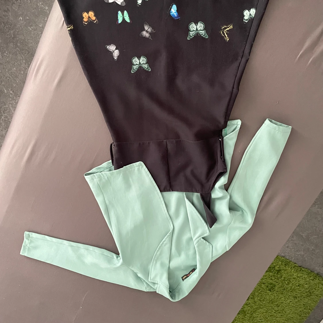 Svart klänning med fjärilar och mintärmar