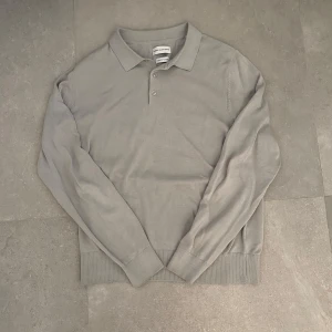 Långärmad piké - Säljer nu denna långärmade pikén från These glory days i superior cotton, skick 8.5/10, pris kan diskuteras, hör av dig vid några funderingar😃