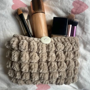 Beige stickad necessär med knapp - Supergullig beige necessär i stickat, fluffigt garn. Perfekt för smink, småprylar eller som clutch. 💗