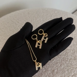 Halsband + örhängen - @luxaryvault på Instagram 