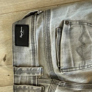 Gråa straight jeans från Pepe Jeans - Nypris 999 💕Säljer ett par gråa straight fit jeans från Pepe Jeans, modell Venus. Byxorna har låg midja, klassiska fem fickor.