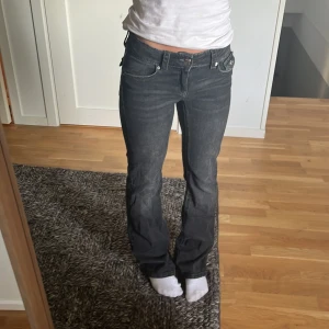 Svarta bootcut jeans Gina Tricot 158 - Snygga svarta jeans från Gina Tricot i modell med bootcut. Jeansen har klassiska fem fickor, låg midja och är tillverkade i ett mjukt denimtyg. Perfekta för dig som gillar en tidlös look med lite utsvängda ben.