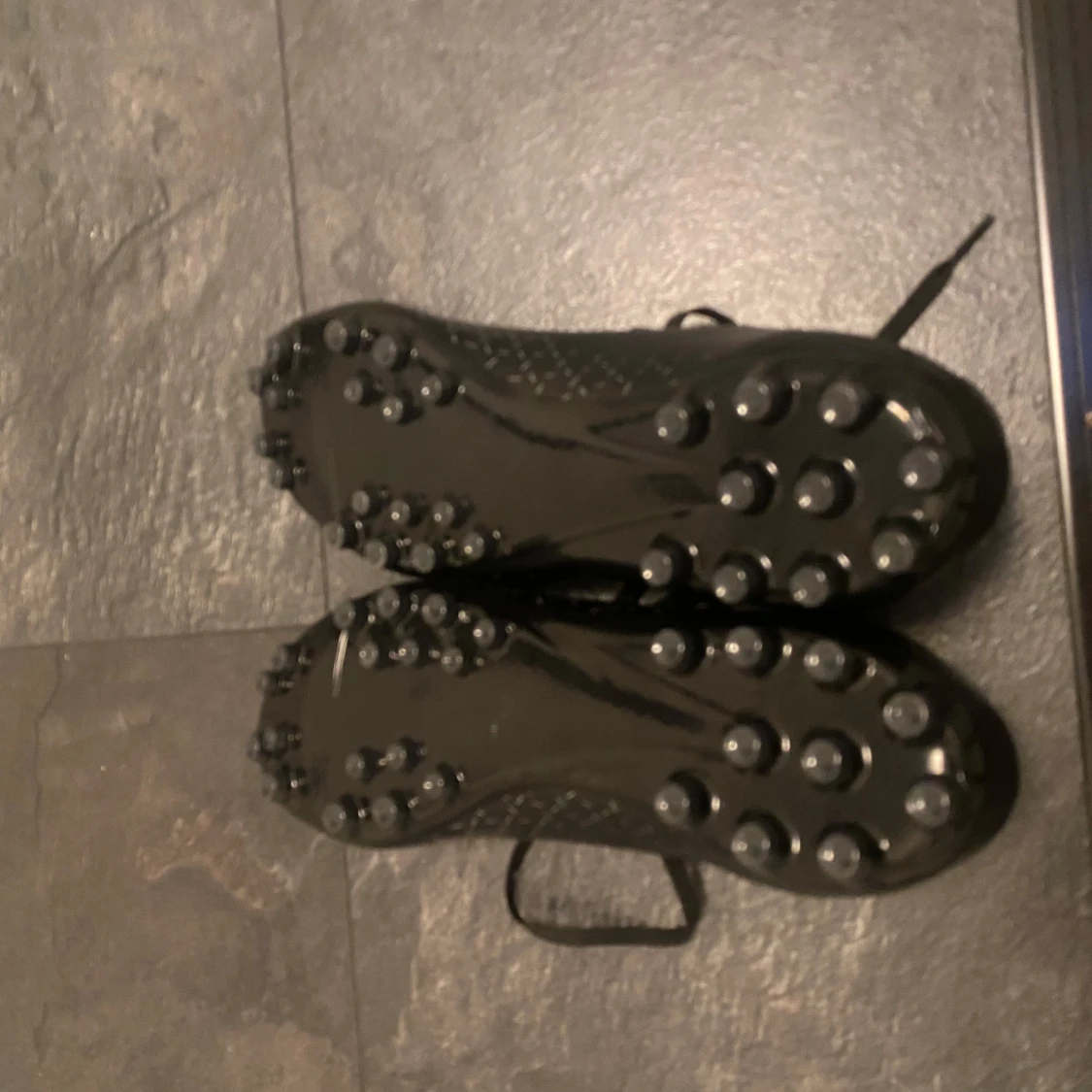 Monolit benskydd+Svarta Umbro fotbollsskor - 3