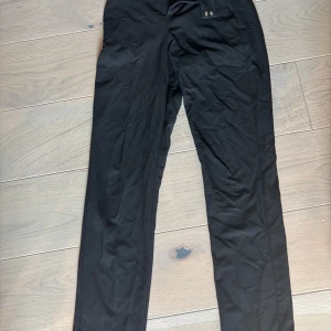 Svarta kostymbyxor Gina Tricot XXS - Svarta kostymbyxor från Gina Tricot i storlek XXS. Byxorna har en klassisk rak passform med diskreta fickor och stängs med knapp och dragkedja. Perfekta för en clean och stilren look.