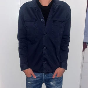 Overshirt! - Säljer nu en riktigt snygg overshirt i färgen mörkblå från de italienska märket selezione grigio ny pris är 1500 och säljer för endast 599 den är knappt använd nästintill ny skick!
