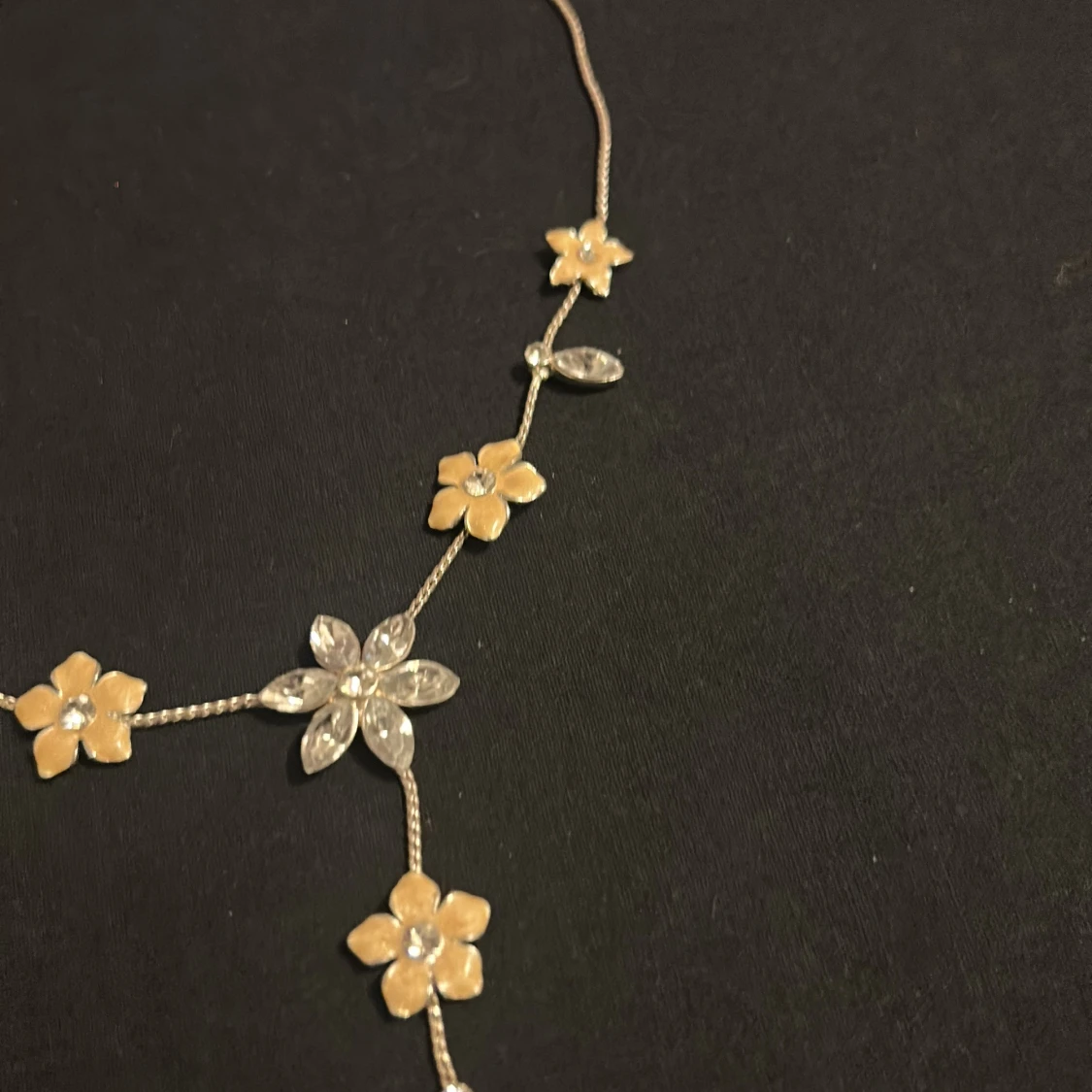 Blommigt halsband i guld och silver - 2