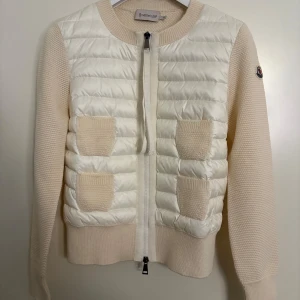 Moncler Cardigan Vit - Moncler Cardigan Dam, i mycket fint skick. Storlek XS