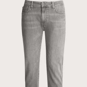 Grå slim fit jeans från Dressmann - Säljer ett par grå slim fit jeans från Dressmann. Klassisk femficksmodell med dragkedja och knapp, raka ben och normal midja. Jeansen är i bomullsmix och har en snygg tvättad look som passar till det mesta.