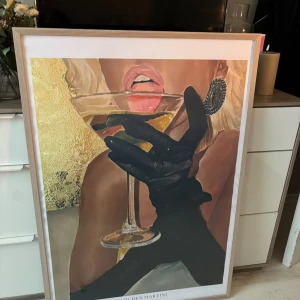 Golden Martini - Säljer denna sjukt snygga poster i 70x100 då jag har två eftersom den var lite skadad när den kom (se sista bilden). Detta är dock inget man kommer tänka på när den är i en ram😊 nypris 599💕 hör av er vid intresse. Paketet blir ca 70cm långt 