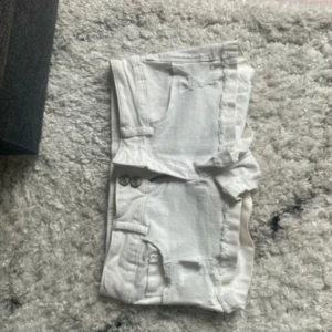Vita jeansshorts med slitningar - Snygga low waist mini jeansshorts i strl 34, midja:36. Kommer fler unika jeansshorts/kjolar så följ!!