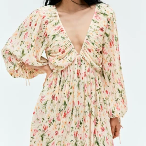 HM klänning - Säljer denna populära klänning från HM. Aldrig använd med lappar kvar. Hann inte skicka tillbaka