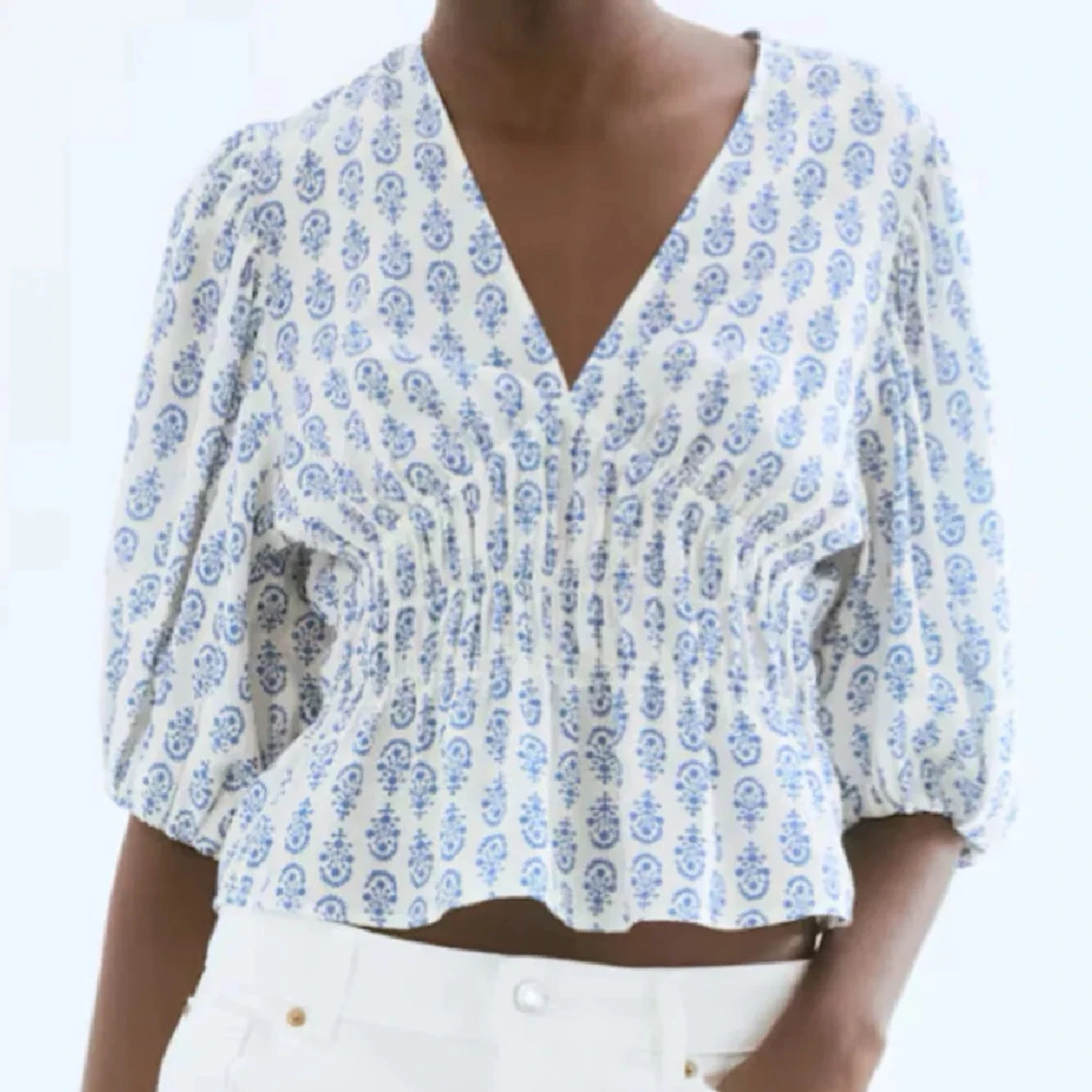 Vit och blå blommig blus 