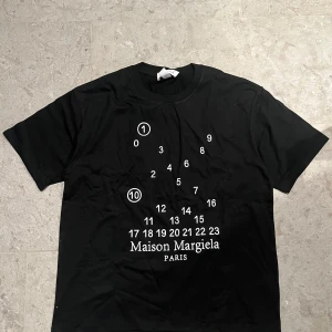 Maison margiela t-shirt - Riktigt fet maison margiela tröja, inga skador och väldigt bra skick! NYPRIS ~ 2000kr (VÅRT PRIS - 400kr)