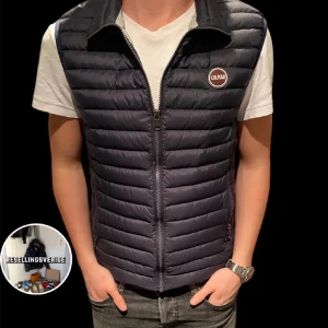 Mörkblå dunväst från Colmar - Snygg mörkblå dunväst från Colmar med quiltad design och dragkedja framtill. Västen har två fickor med dragkedja och en rund Colmar-logga på bröstet. Perfekt att slänga över en hoodie eller t-shirt för en clean look.