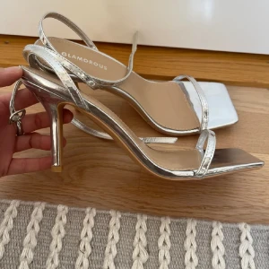Klackskor  - Jag säljer ett par silvriga klackskor från Asos. Dem är mycket sköna och enkla att gå i. 