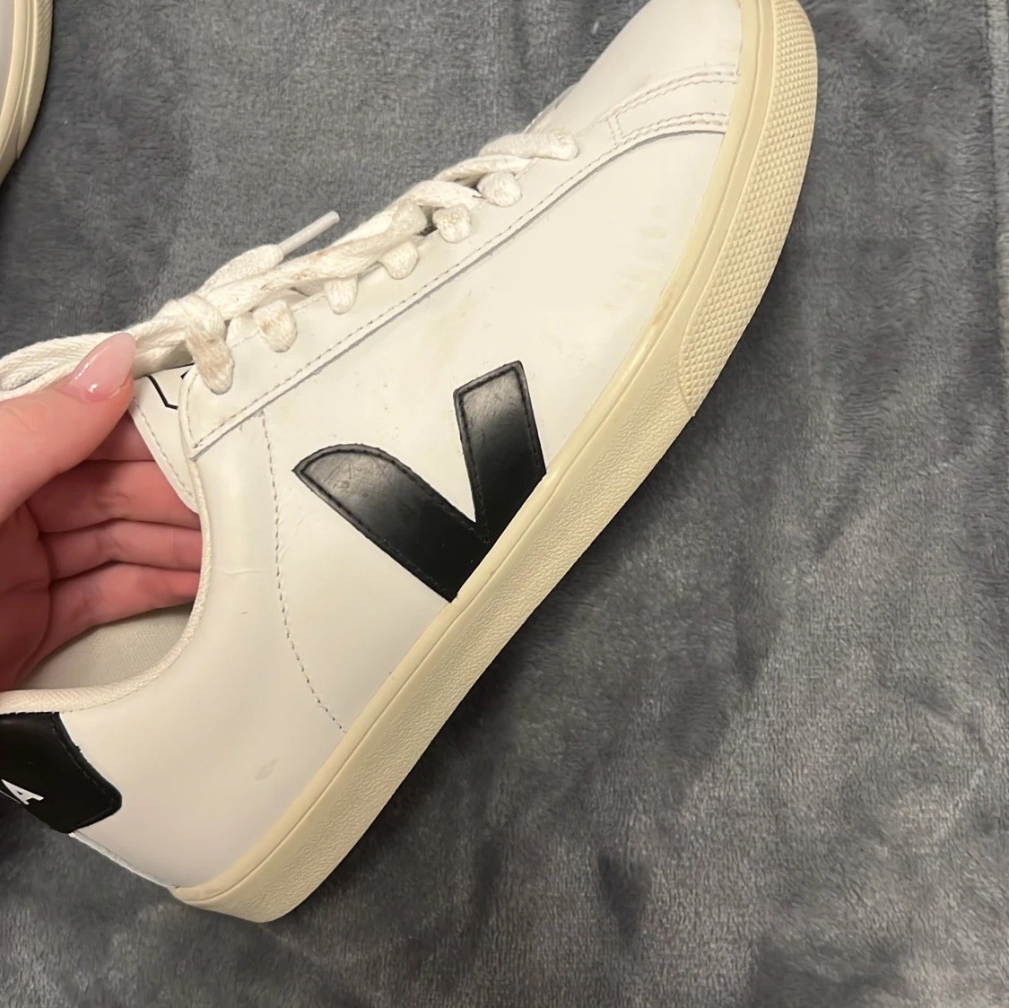Vita sneakers från Veja med svart logga