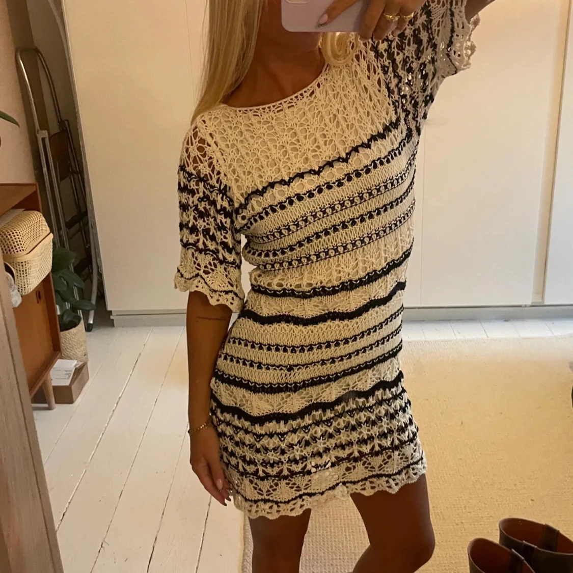 Vit och svart stickad kortklänning - 2