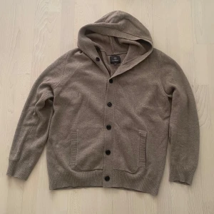 Less Worries cardigan  - Tjena! Säljer denna extremt snygga & unika cardigan från märket Less Worries i storlek L. Koftan är knappt använd och i nyskick! Priset är ej hugget i sten så hör av dig vid minsta fundering:)