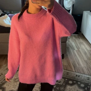 Oversized rosa stickad tröja - Supermysig oversized stickad tröja. Tröjan är ny men prislappen är borta. Aldrig använts utan endast testad. Storleken är s. Mer bilder finns att få och priset går att diskutera💞