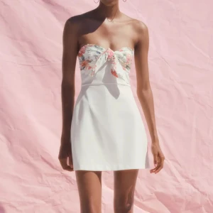 Zara klänning - Säljer denna vit tubklänning från ZARA. endast provad med prislappen kvar och därför i super skick. Storlek XS och skulle säga att de stämmer. Passar perfekt till nu i sommar och även till white partyn och liknande. Köpte från Plick men säljer vidare eftersom den var för liten i bysten för mig☺️