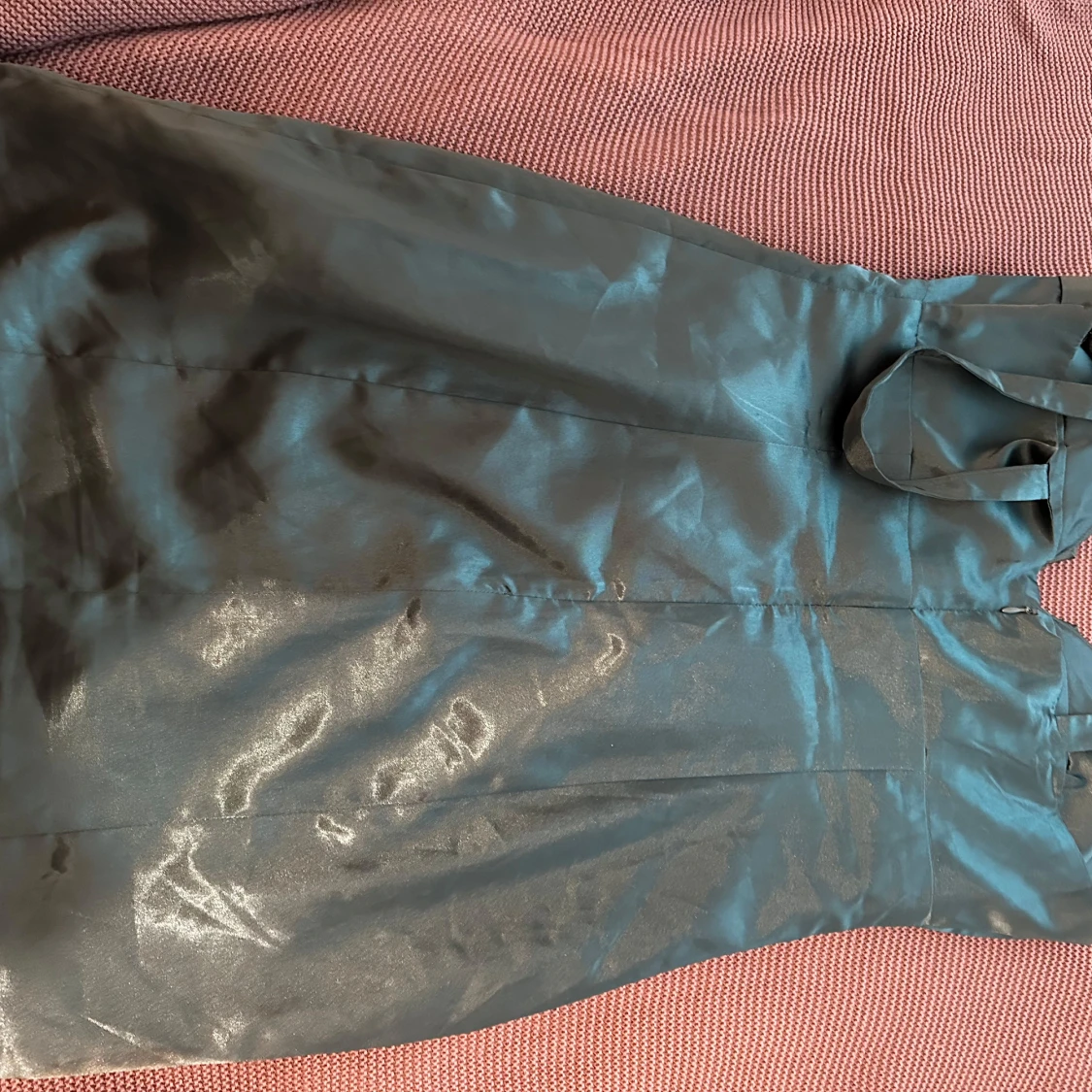 Mörkgrön satin klänning från Ginatricot  - 2