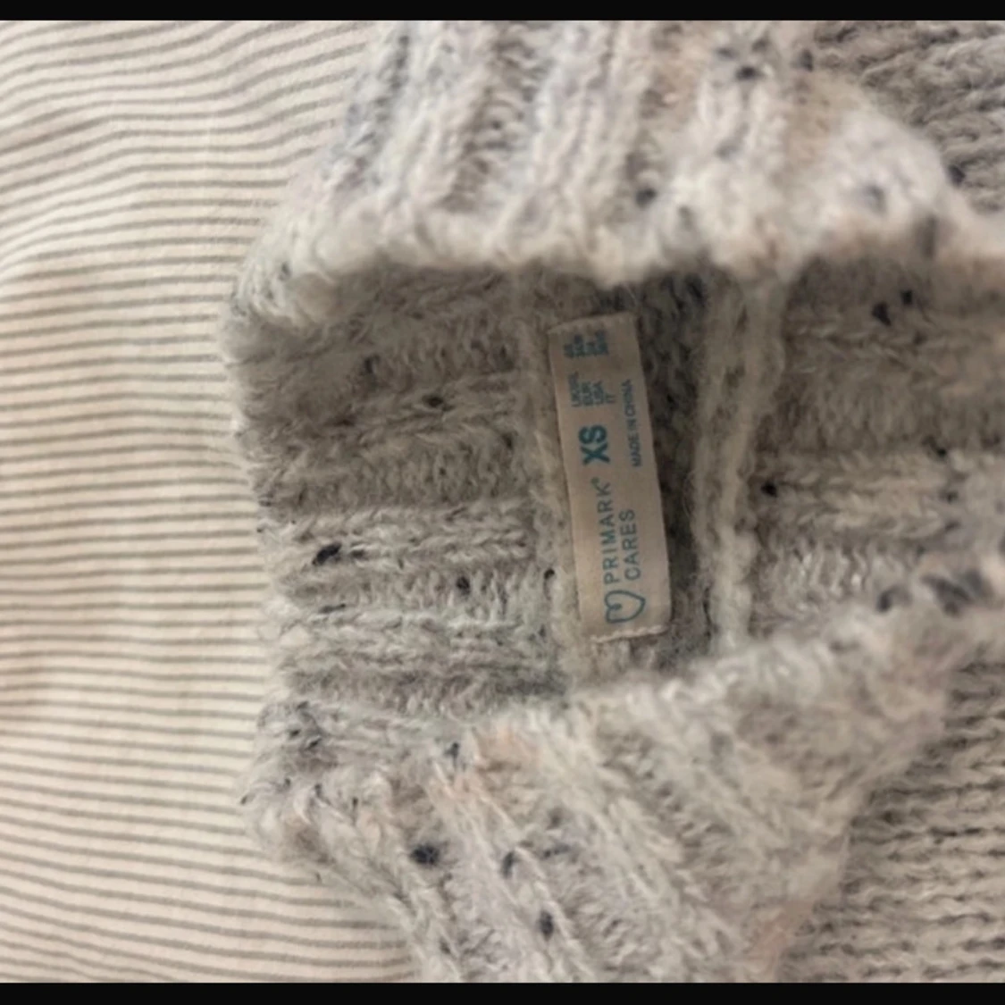 Ljusgrå stickad tröja från Primark med lite krage  - 2