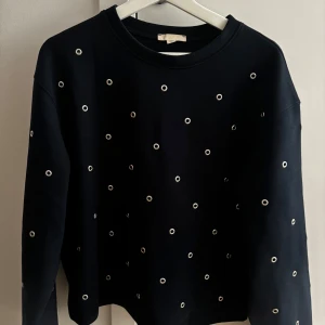 Marinblå tröja med öljetter  - Såå unik och fin tröja med öljetter, så snygg med ett par jeans, slutsåld på H&M och använd endast en gång= nyskick! Skriv vid frågor! (Baksidan är på näst sista bilden)❤️❤️❤️ 