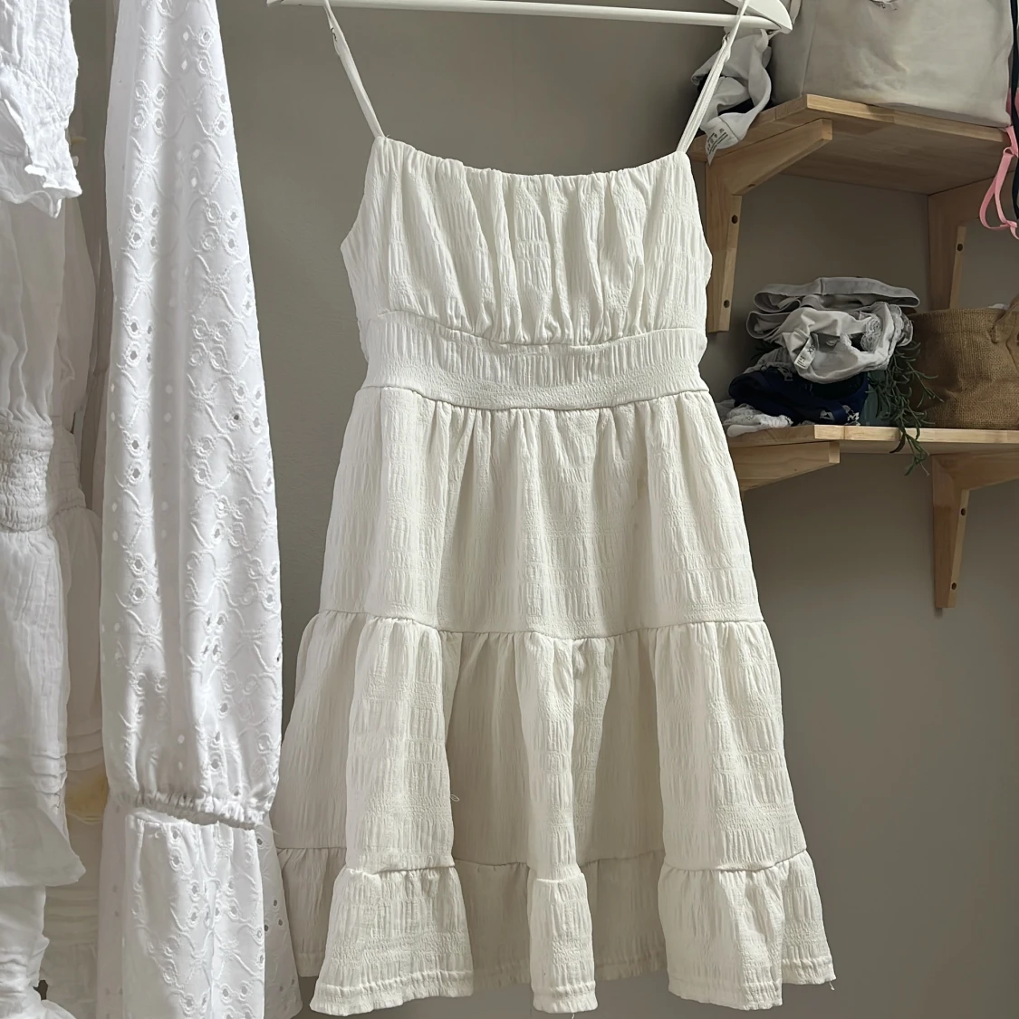 Vit somrig klänning med volang - 1