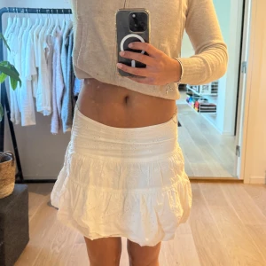 Vit Zara kjol - Vit kort broderad kjol från Zara. Kan användas både låg och högmidjat!