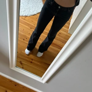 Lågmidjade jeans  - Svarta lågmidjade jeans ifrån monki i storlek w25,   Har endast använt dom 3 ggr❣️