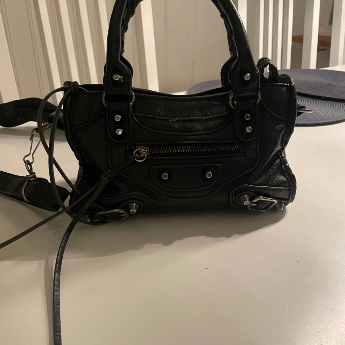 Svart axelremsväska  - 1