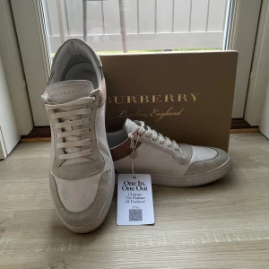 Burberry skor - Tjena! Säljer nu dessa riktigt snygga burberry skor i fint skick. Skorna är varsamt använda och har inga defekter. Skorna är legit checkade genom vestiaire se lapp. BOX OCH KVITTO TILLFÖLJER, hör av er vid frågor och funderingar🙌