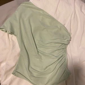 Ljusgrön one shoulder topp från Pull&Bear - Helt ny har bara testat 