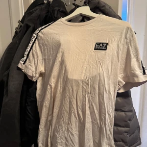 EA7 Armani tröja  - Otroligt skön T-shirt  Storlek M men motsvarar S eftersom den krympt av misstag när jag tvätta den 1k ny pris