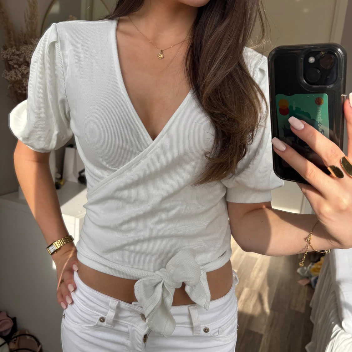 Vit omlottopp med puffärm och knyt - 1