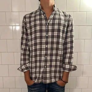 Flanellskjorta - Snygg flanellskjorta från Massimo Dutti. Perfekt för sommarn! Skjortan är i bra skick. Storlek S. Skriv vid frågor och funderingar! 😁