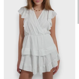 vit sommarklänning  - Helt ny klänning med lapparna kvar. Sååå fin!! Den är tyvärr lite för kort på mig, jag är 175cm lång. 🌸🌸🩷 Vackra volang detaljer, från meet me there 