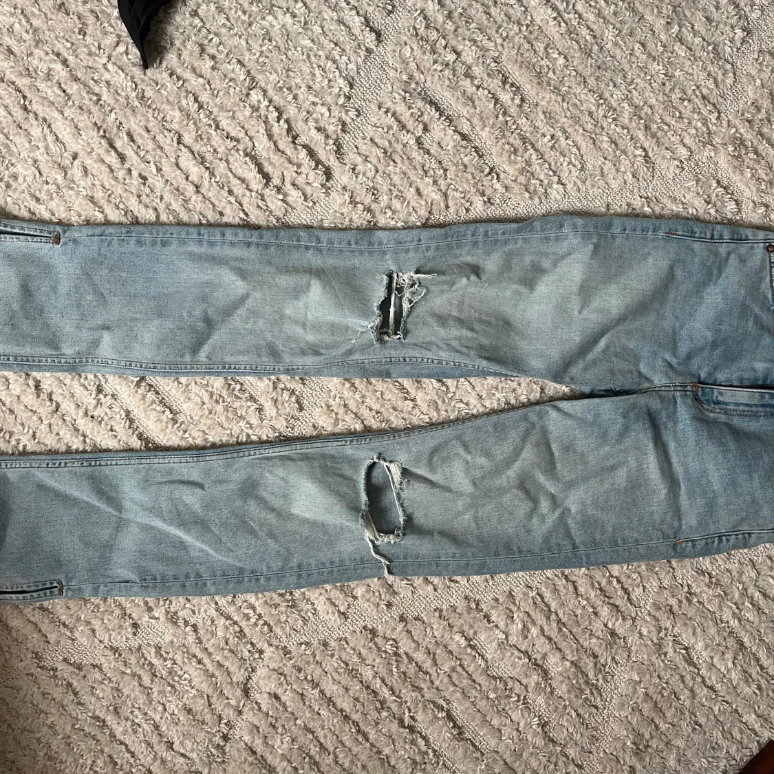 Ljusblå ripped jeans från Zara