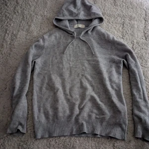 Kashmir tröja från sayless - Riktigt schysst tröja men har också två lagningar under armbågama som du ser på det två sista bilderna men det borde absolut inte vara ett problem. Passar 160-165 skulle jag säga.