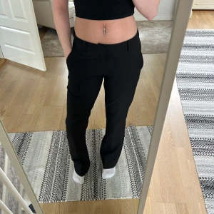 Lågmidjade kostymbyxor  - Säljer dessa lågmidjade  kostymbyxorna från bikbok!🥰 De är i storlek 36 och passar på mig som är ca 160. Fint skick💕