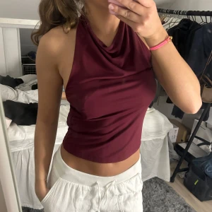 Vinröd topp - Vinröd topp jätte fin nu till sommaren. Den är från Gina Tricot och är storlek S💗 använd endast 1 gång 
