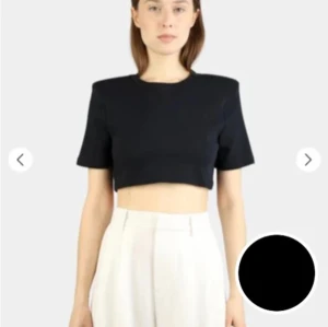 Svart croppad t-shirt från Nathalie Schuterman - Säljer en svart croppad t-shirt från Nathalie Schuterman. T-shirten har rund halsringning och korta ärmar med en boxig passform💗köpt för 1400kr, slutsåld 