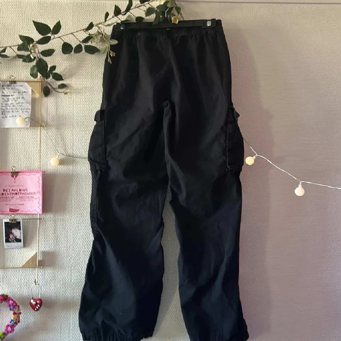 svart cargobyxa - 1
