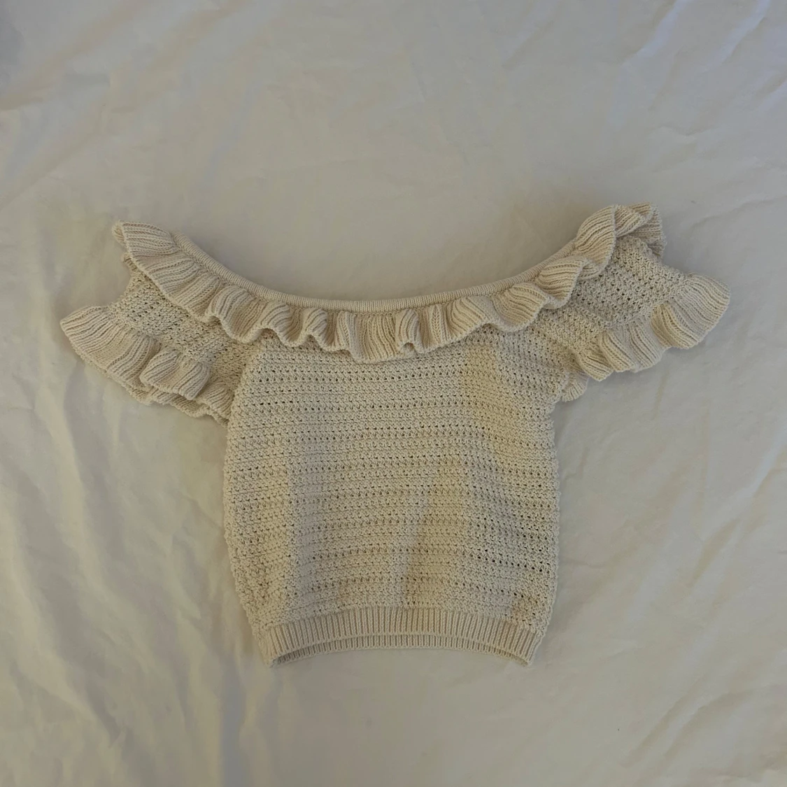 Beige stickad croppad topp med volang från H&M - 1