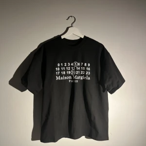 Maison Margiela t-shirt - Säljer en svart t-shirt från Maison Margiela. Endast testad!!!!!! Köpt på plick🖤🖤🖤🖤