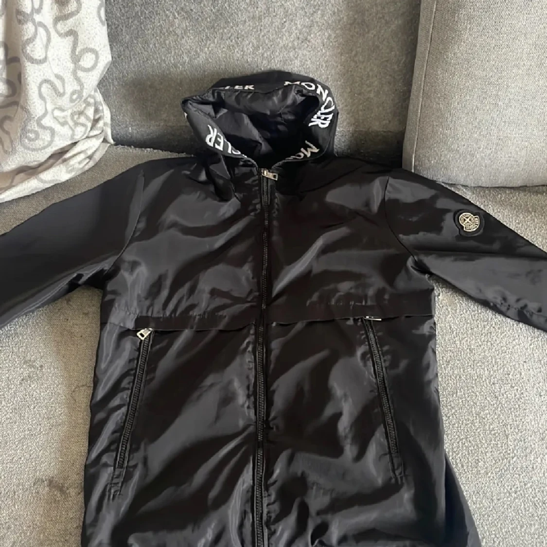 Svart vindjacka från Moncler med huva